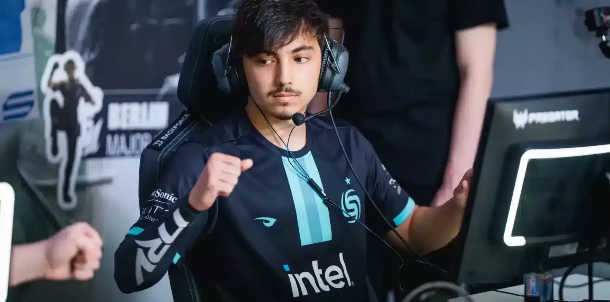 NRV Intensity and focus of a professional gamer enhanced by the NRV gaming sleeve during a match
